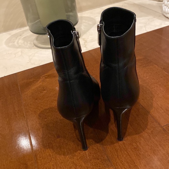 Micheal Kors ankle boot heels in black leather - Picture 5 of 6